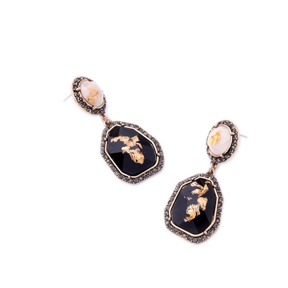 Boutique! Elegant Gold Leaf Crystal Drop Earrings - Picture 7 of 8